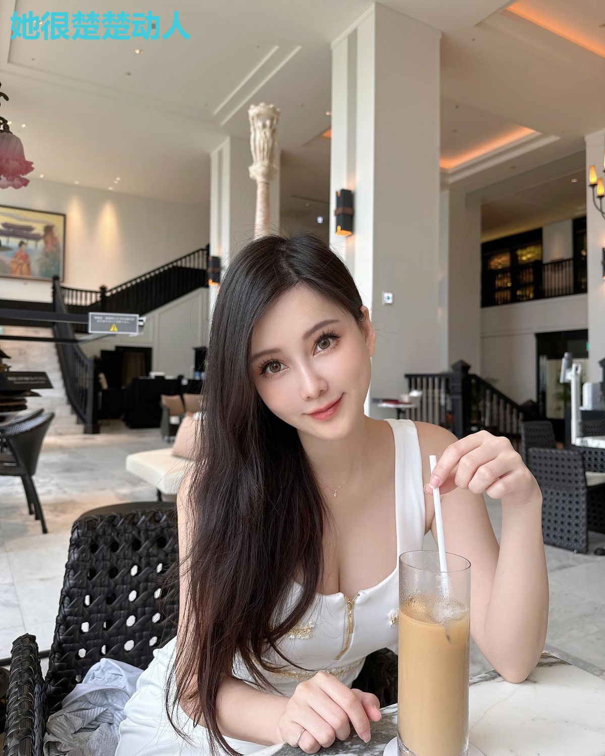 她很楚楚动人