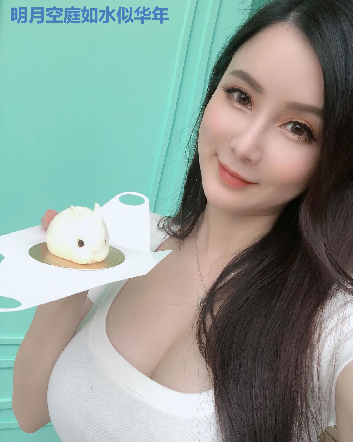 明月空庭如水似华年